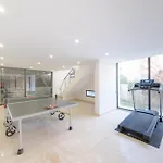 Villa Modern & Spacious In Kalamar Bay
