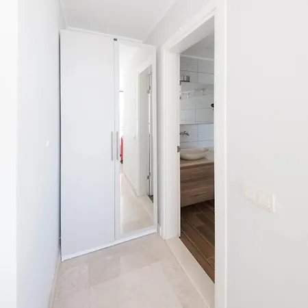 Modern & Spacious In Kalamar Bay Villa