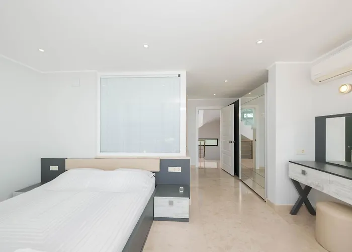 Modern & Spacious In Kalamar Bay