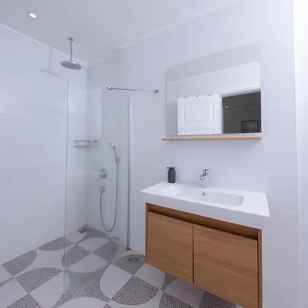 Вилла Modern & Spacious In Kalamar Bay